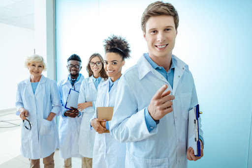 Médicos mais felizes e especialidades médicas com maiores taxas de ...